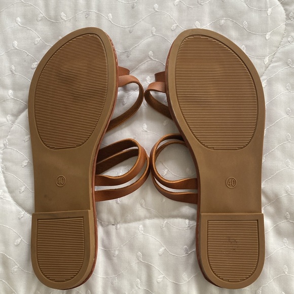 Simple flat sandals in medium brown - Picture 2 of 3
